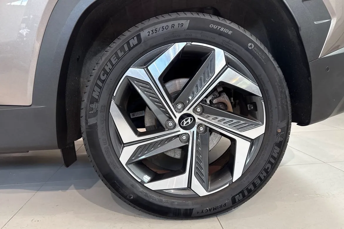 Vehicle image 16