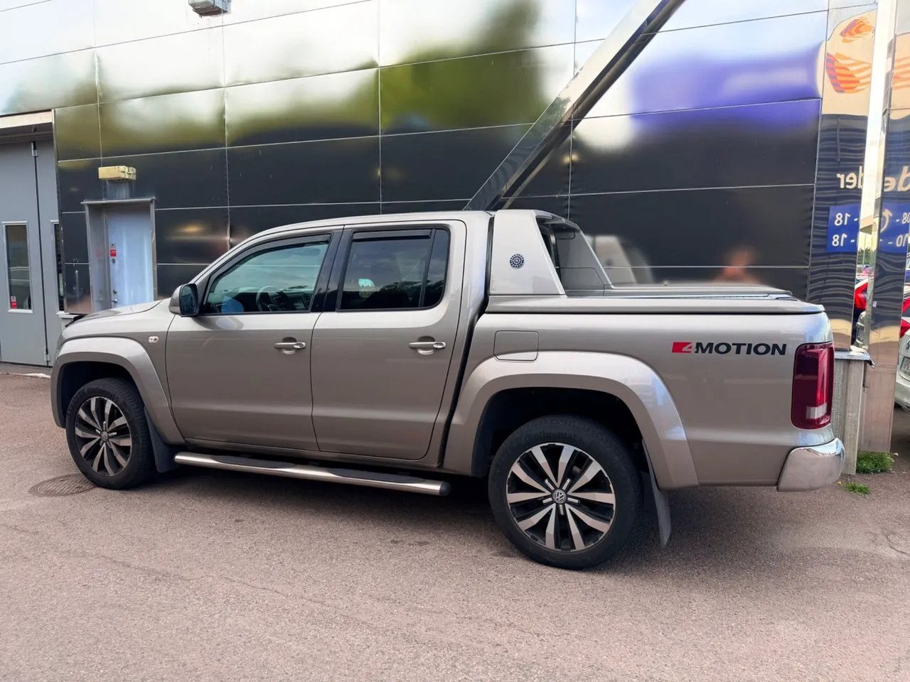 Vehicle image 10