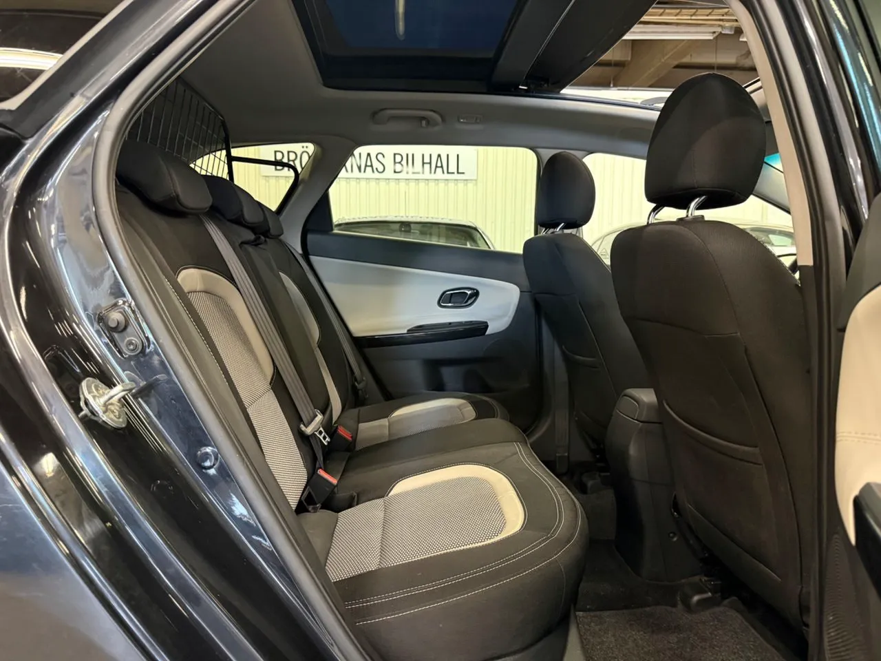 Vehicle image 14