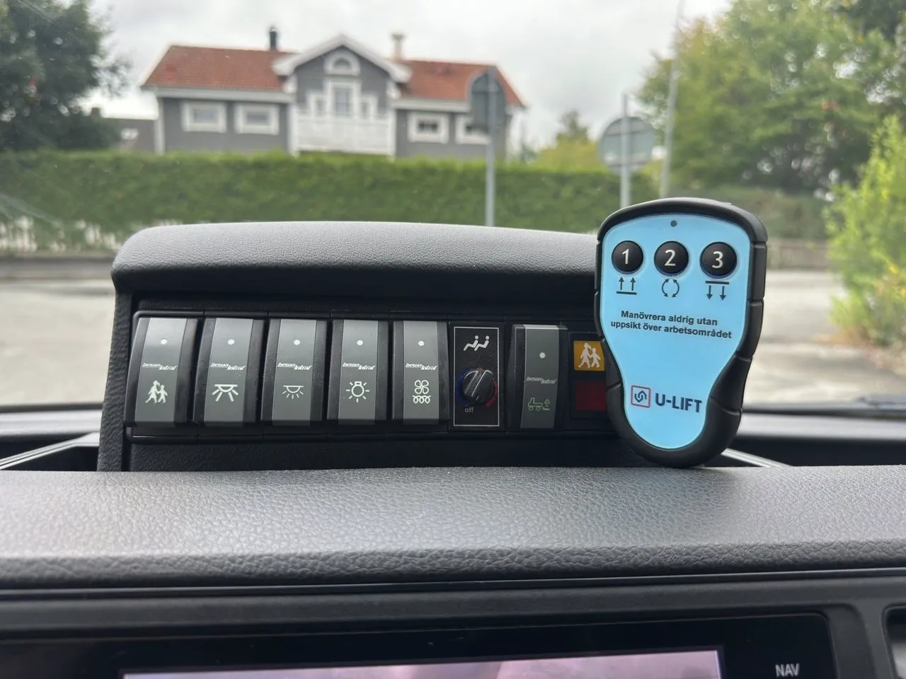 Vehicle image 16