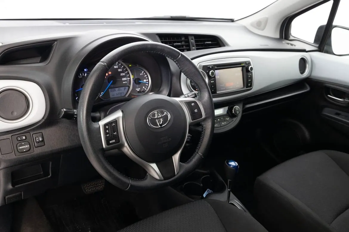 Vehicle image 16