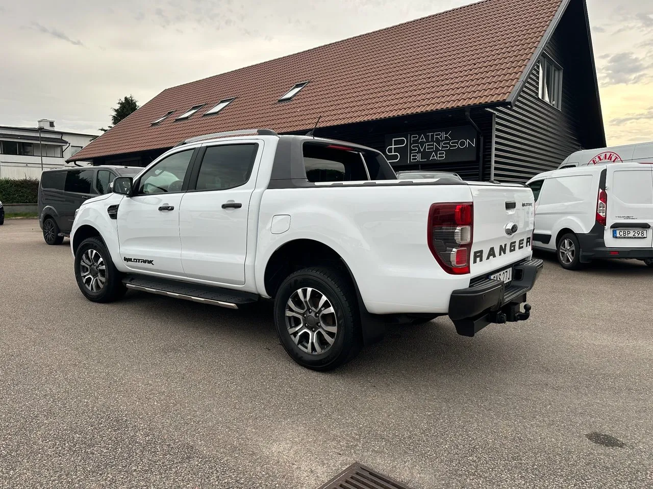 Vehicle image 5