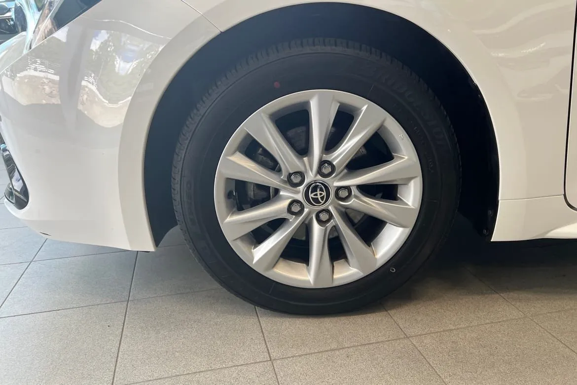 Vehicle image 15