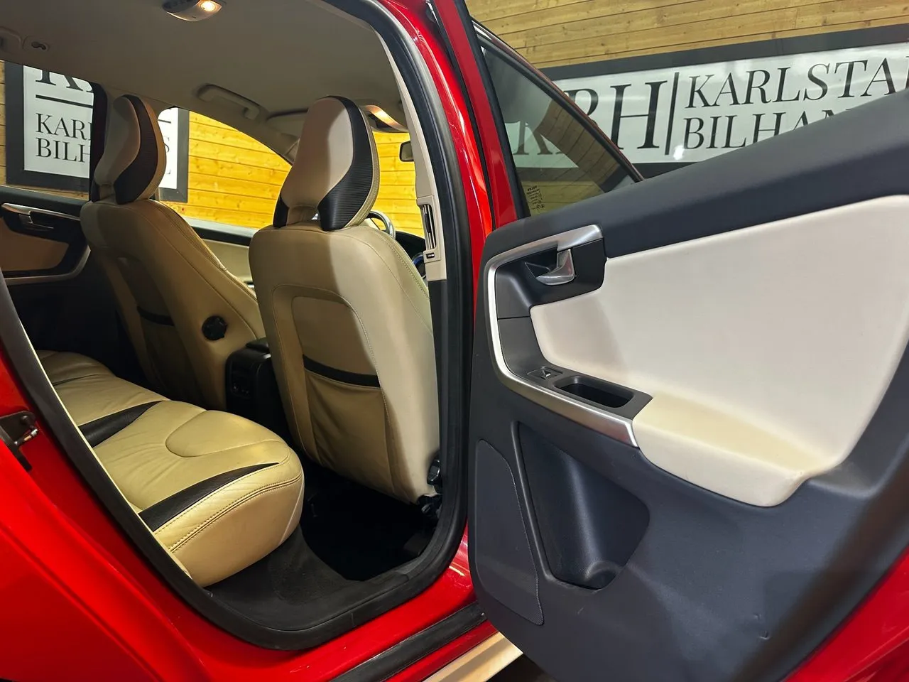 Vehicle image 16