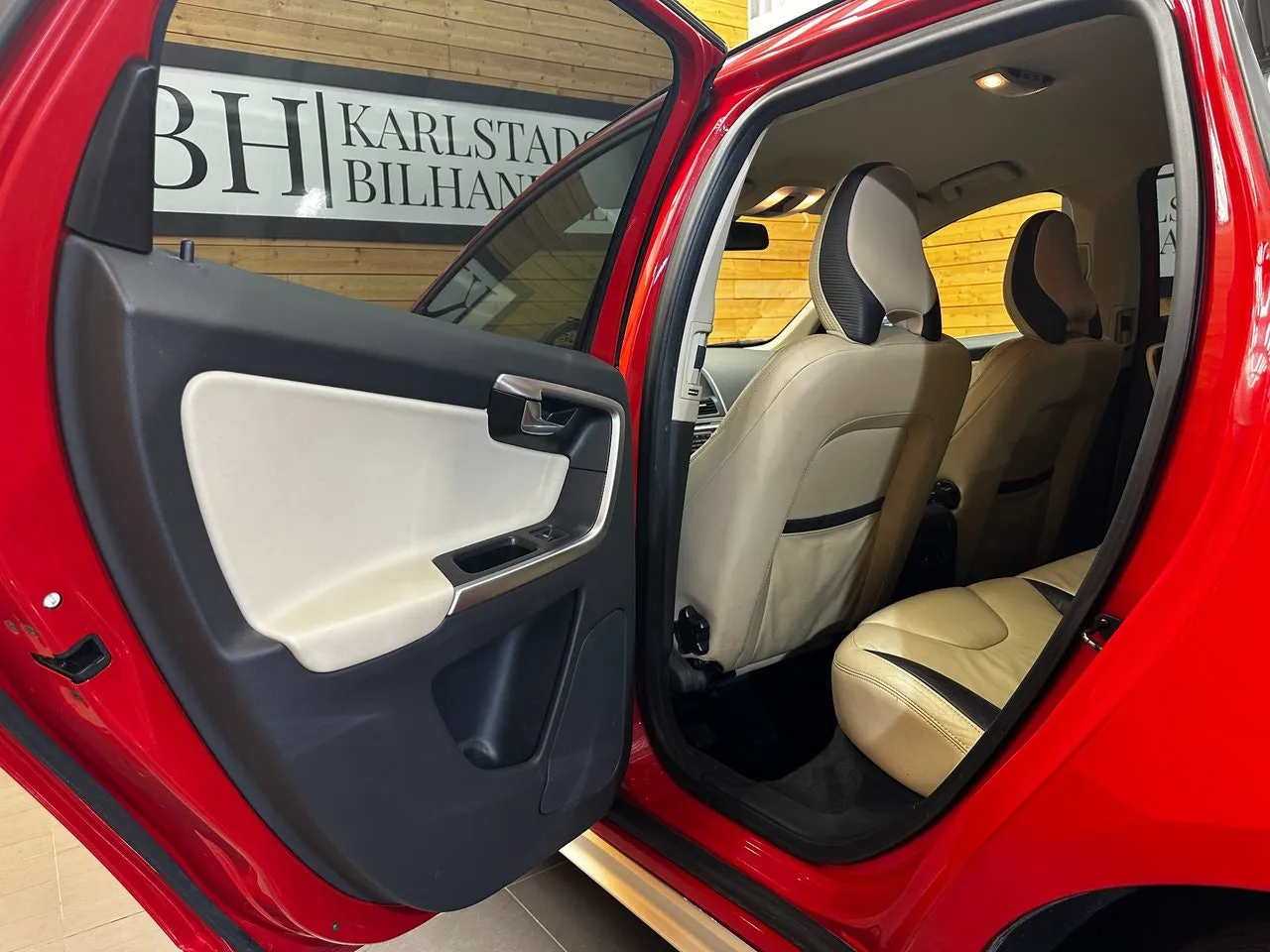 Vehicle image 14