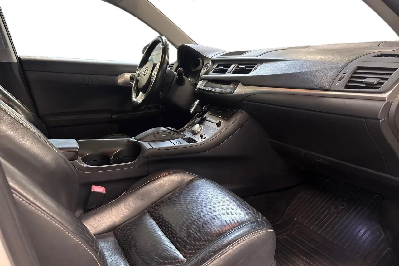 Vehicle image 14