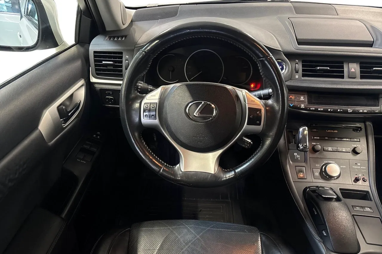 Vehicle image 15