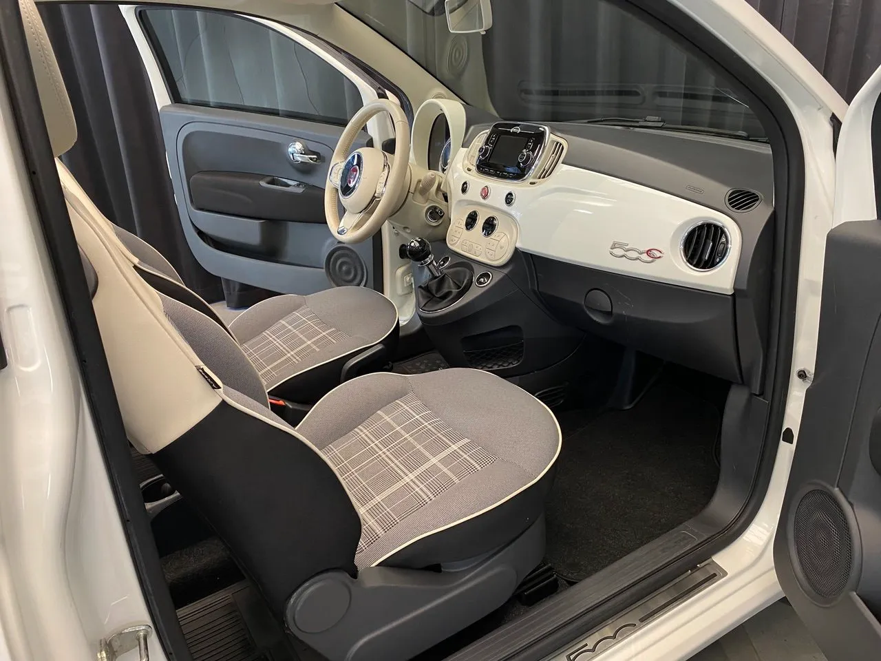 Vehicle image 25