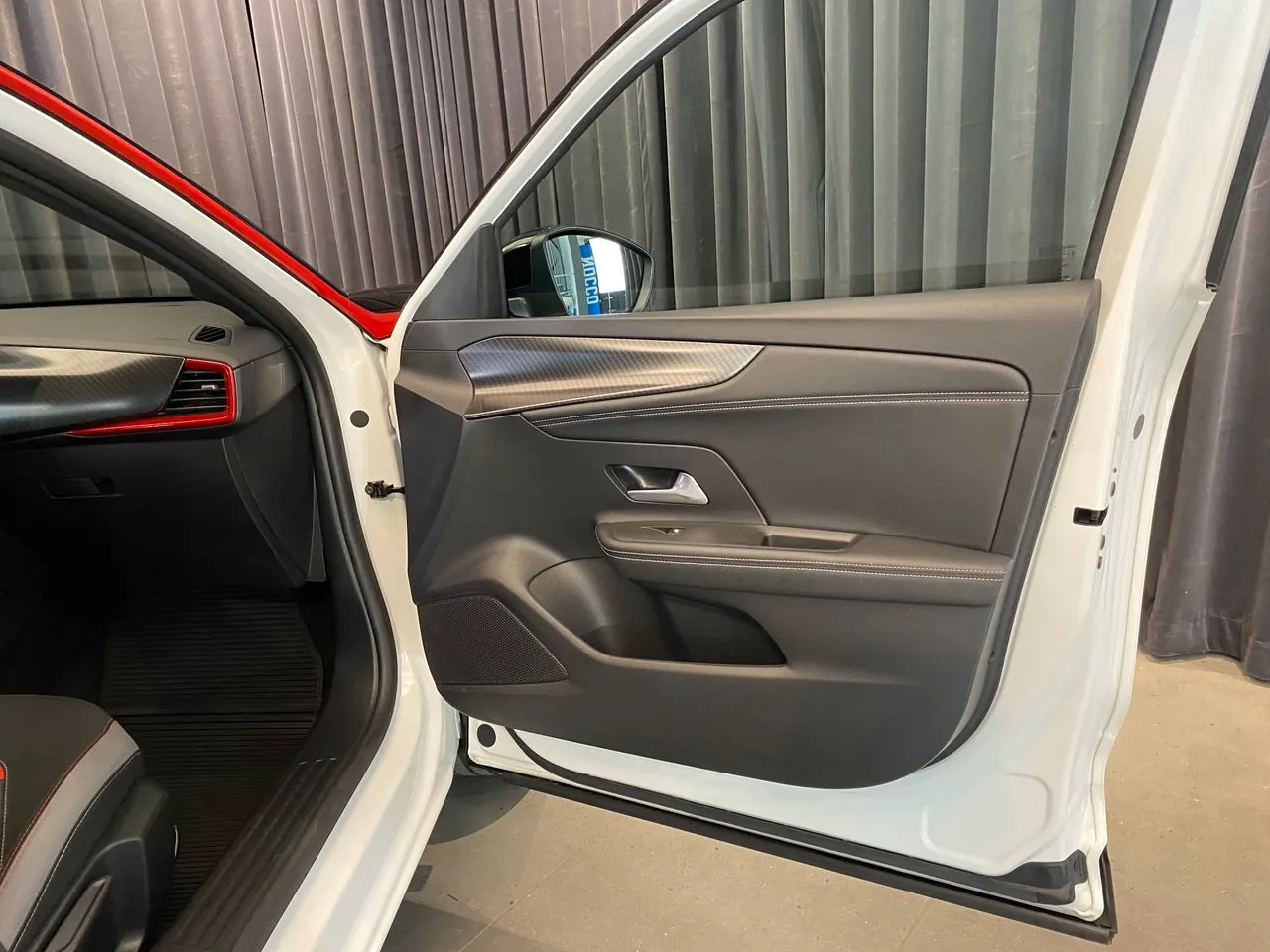 Vehicle image 32