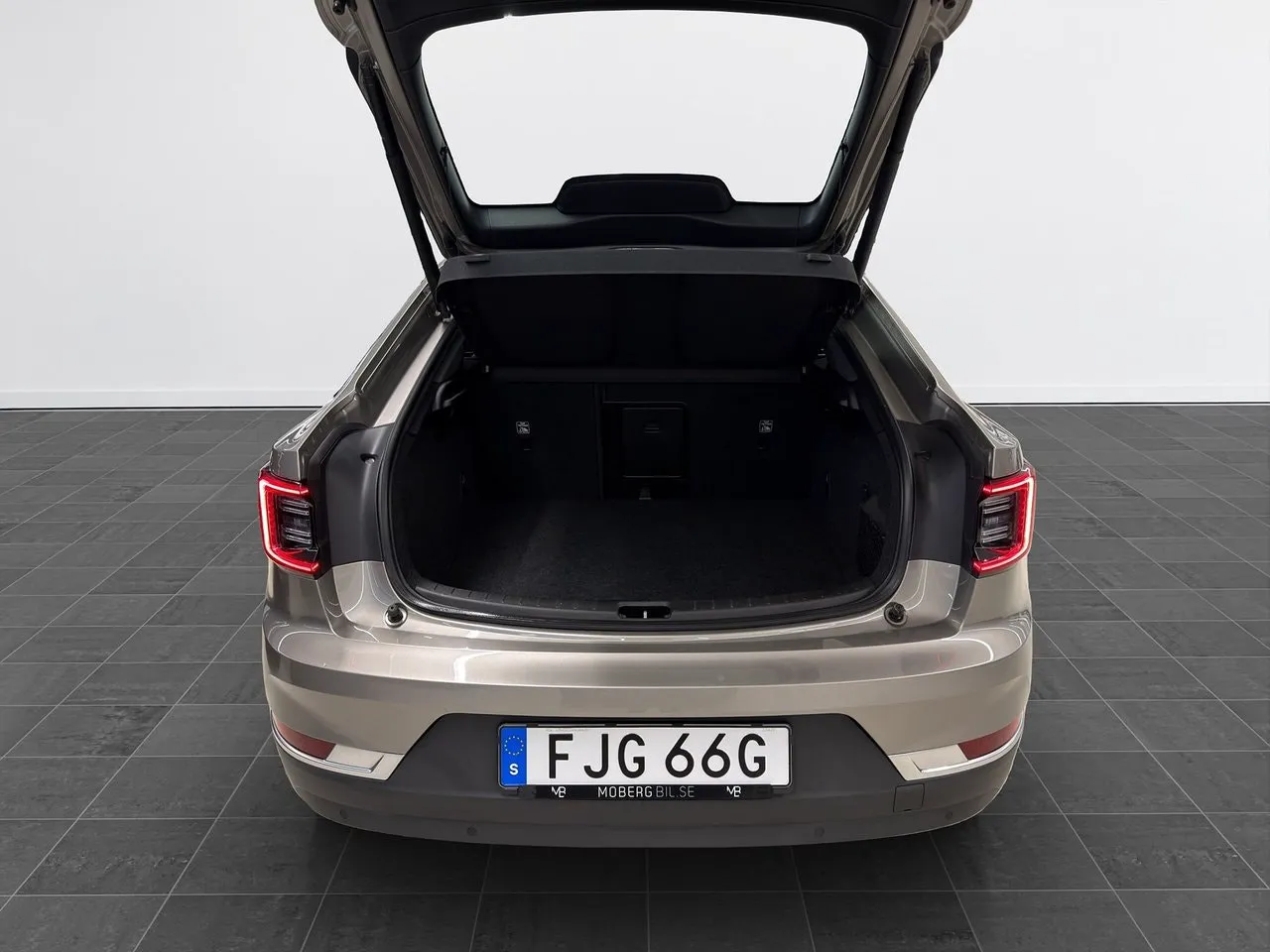 Vehicle image 16