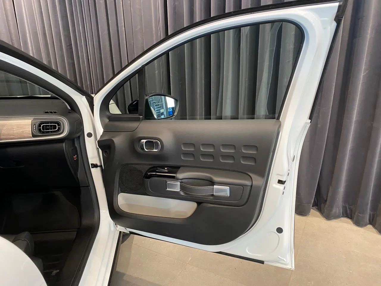 Vehicle image 25