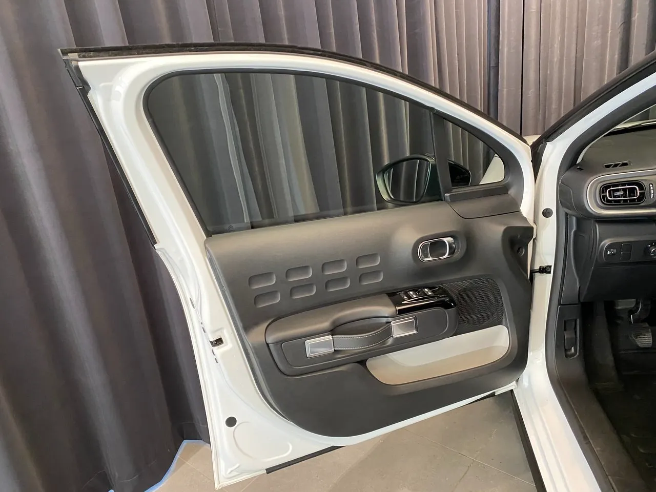 Vehicle image 22