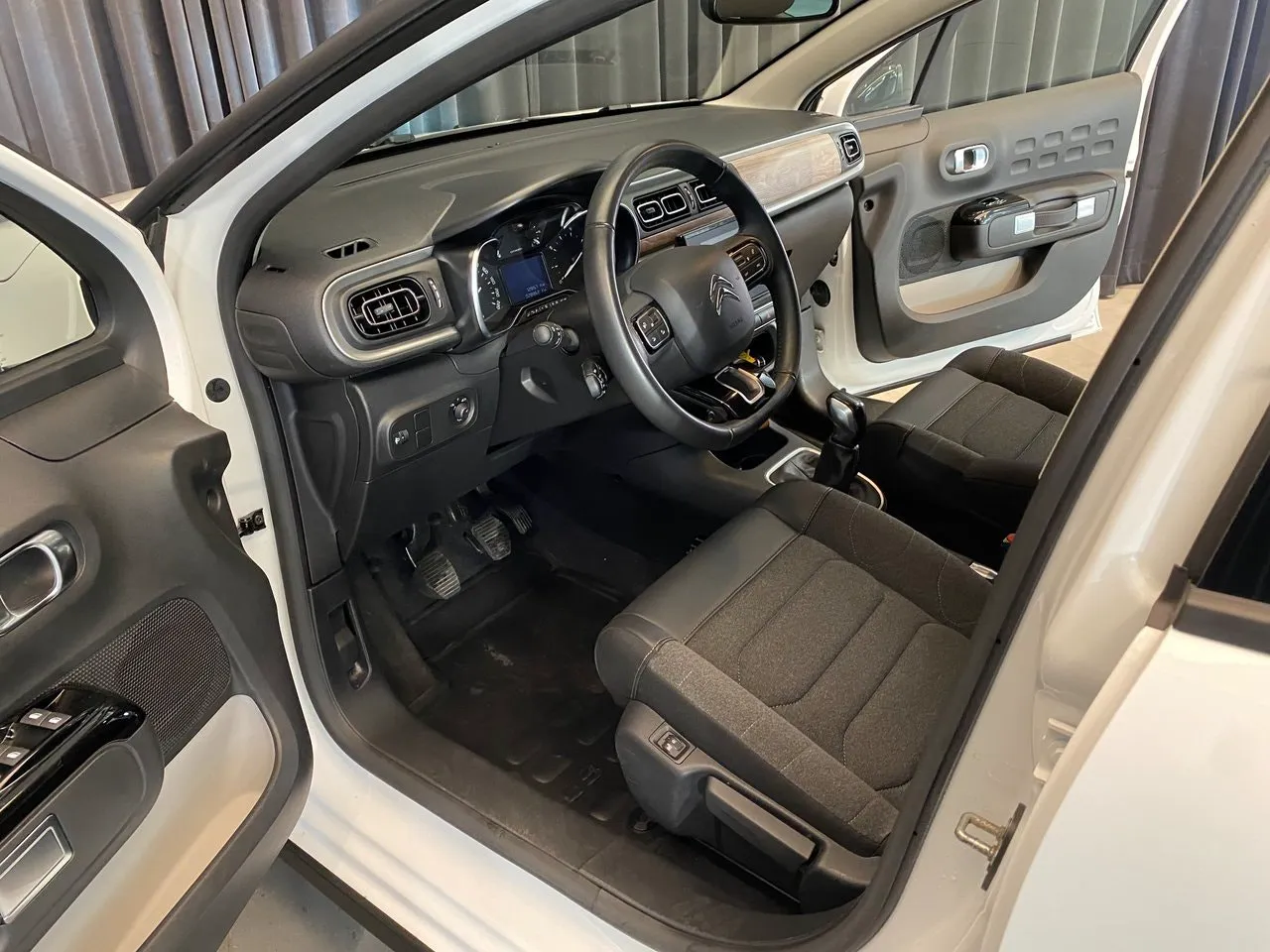 Vehicle image 21