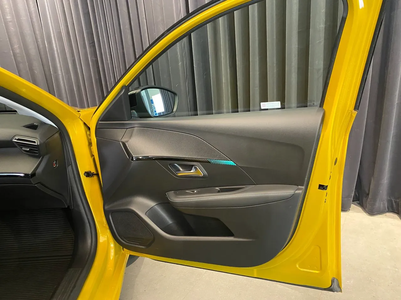 Vehicle image 32