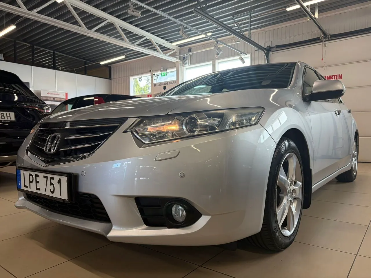 Vehicle image 16