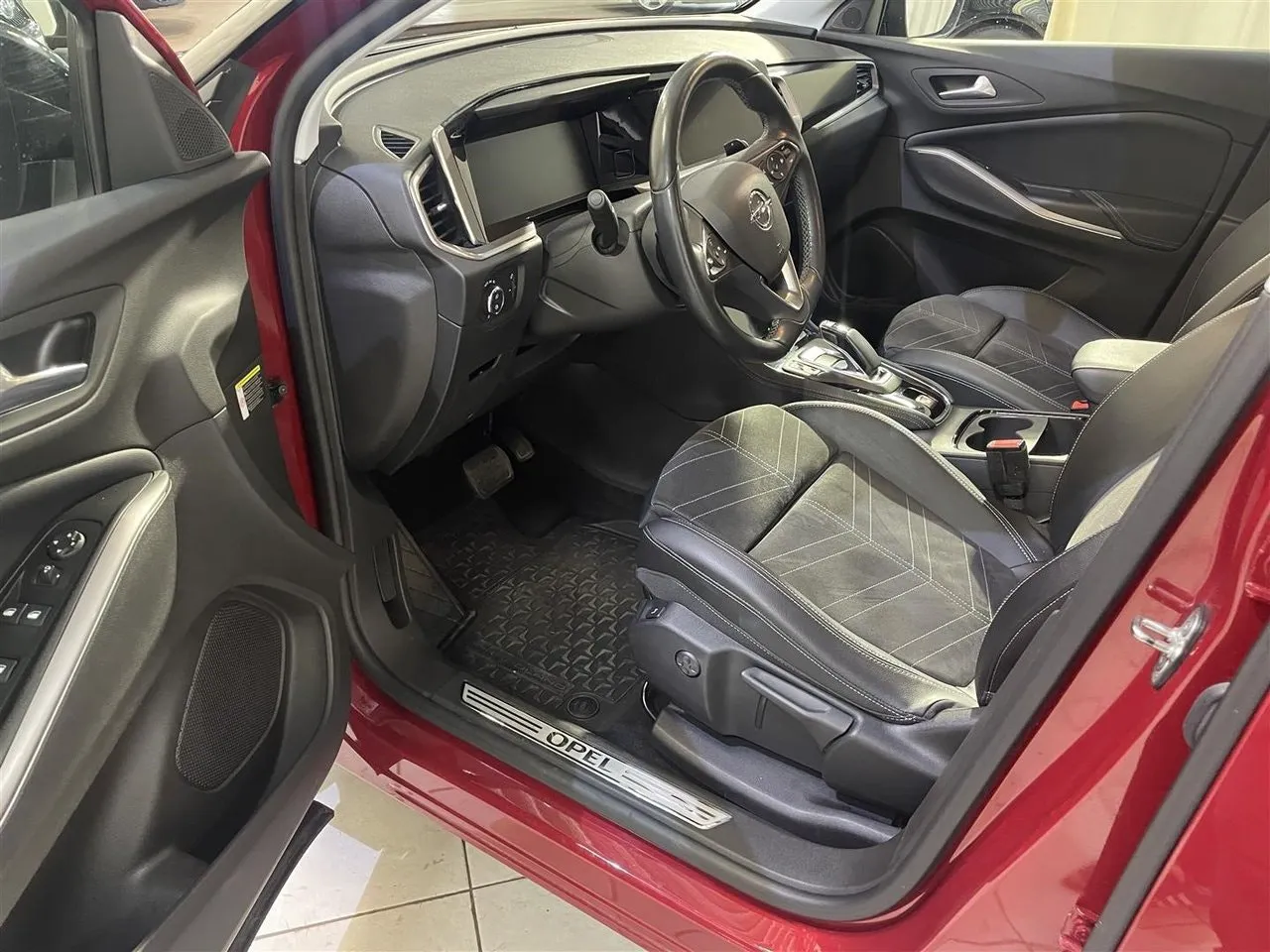 Vehicle image 10