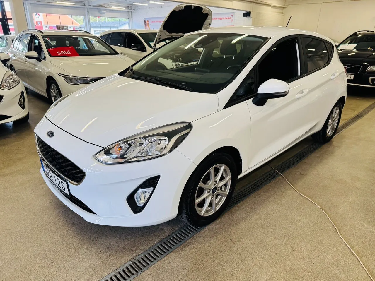 Vehicle image 13