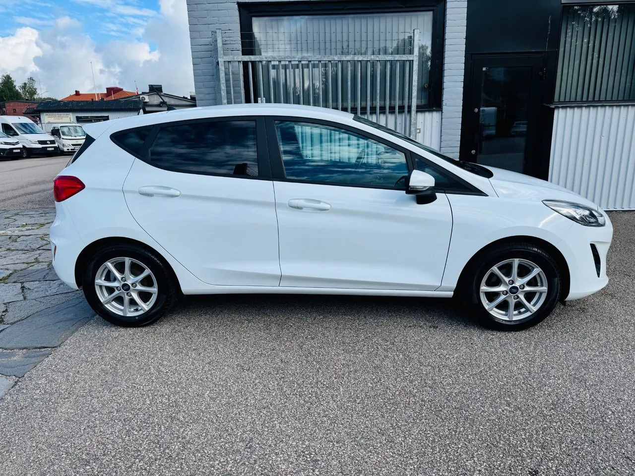 Vehicle image 9
