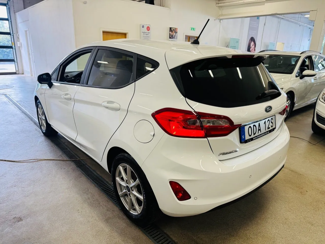 Vehicle image 15