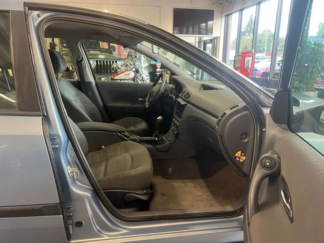 Vehicle image 10