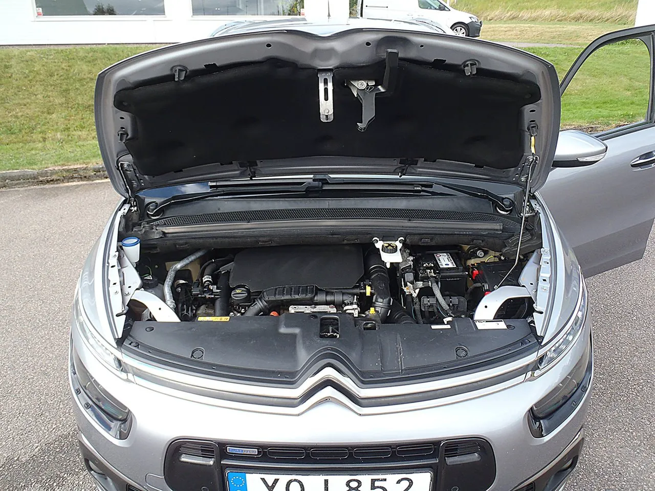 Vehicle image 12