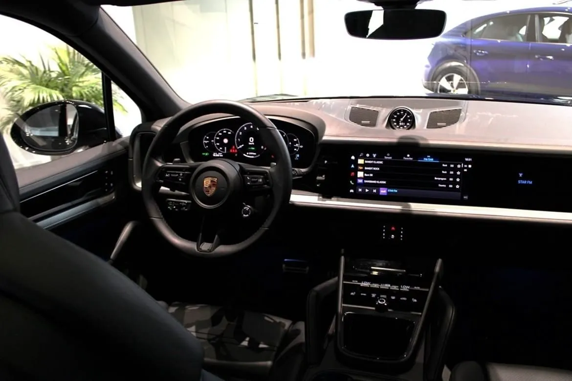 Vehicle image 10