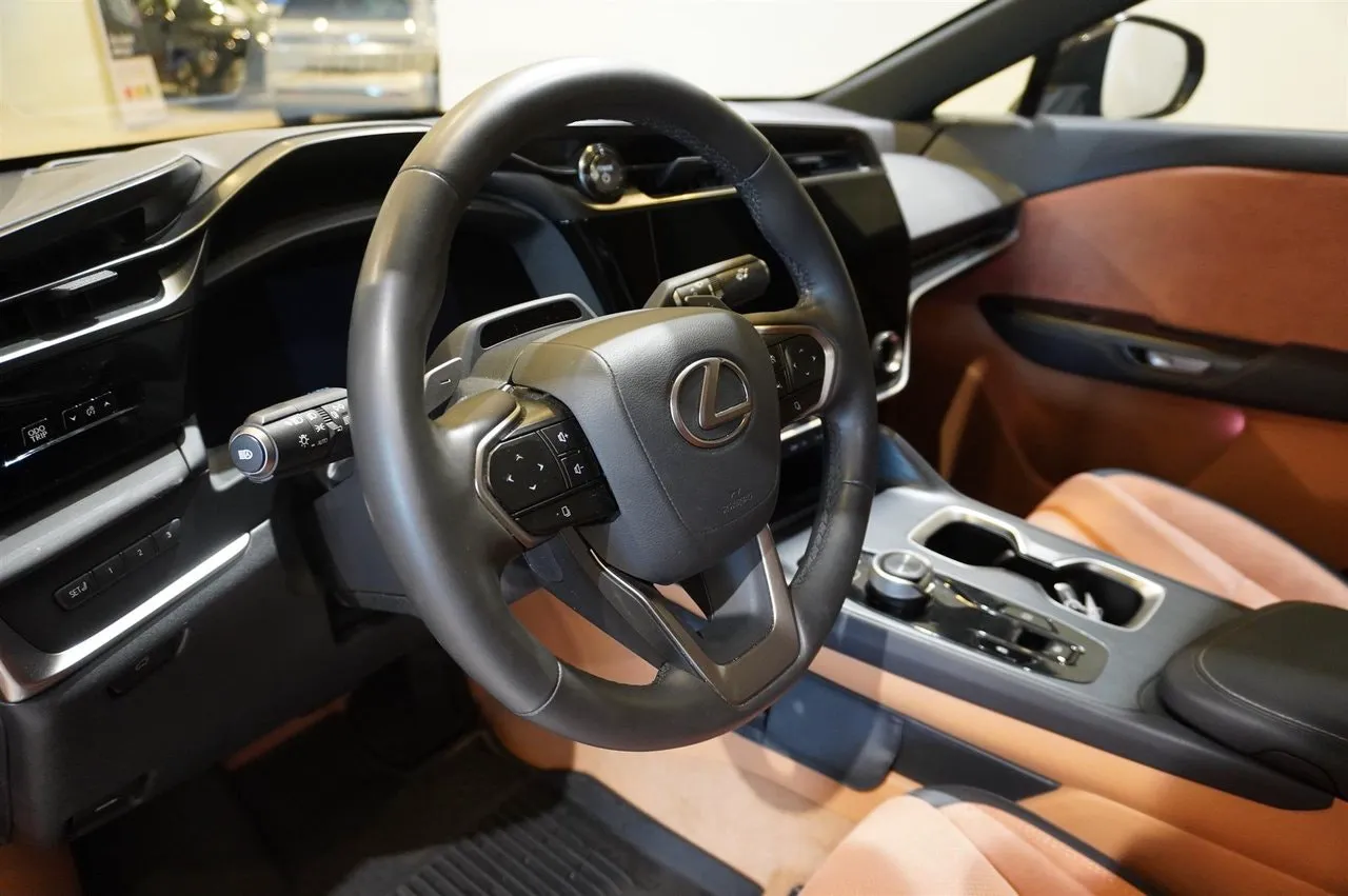 Vehicle image 15