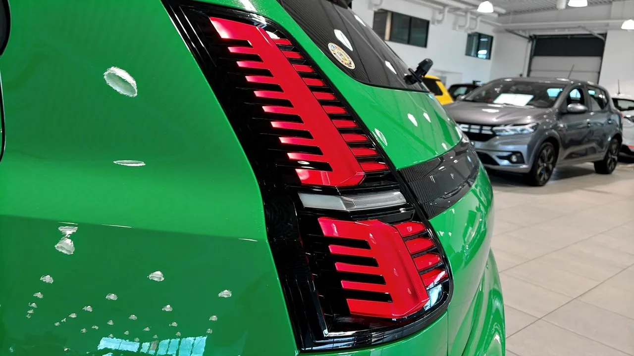 Vehicle image 11