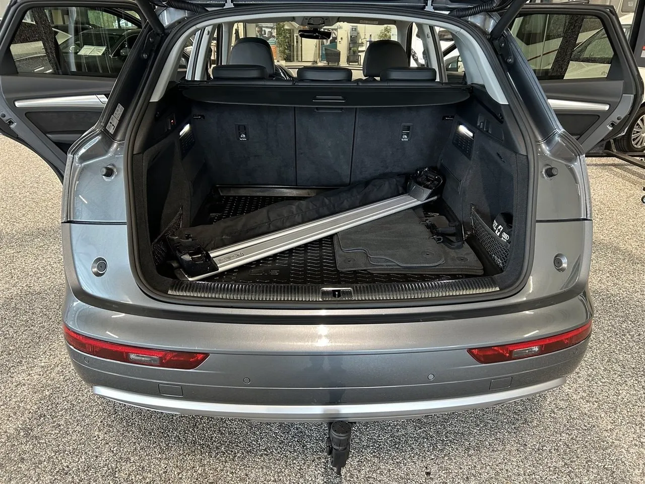 Vehicle image 15