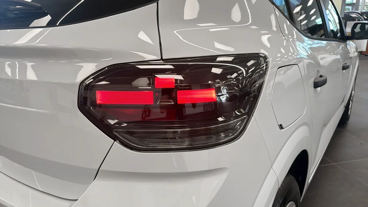 Vehicle image 18