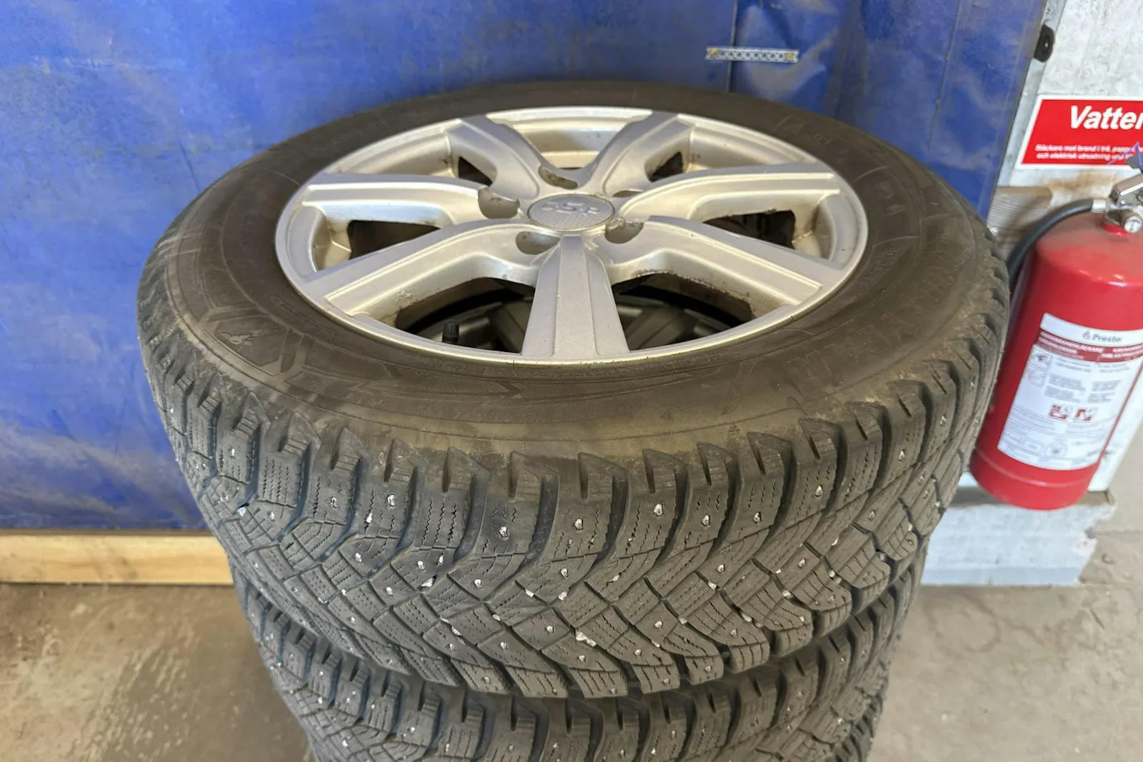 Vehicle image 16