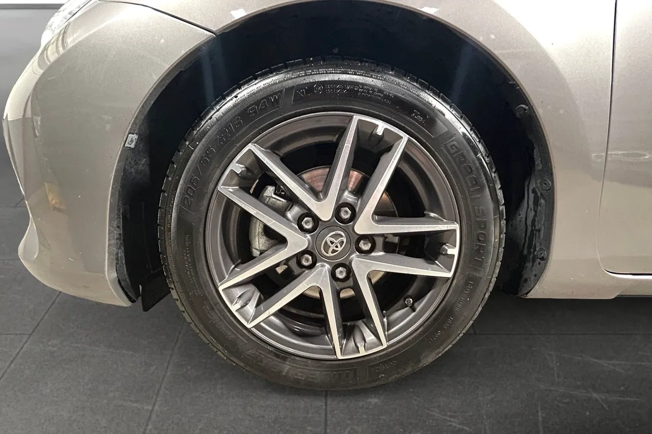 Vehicle image 15