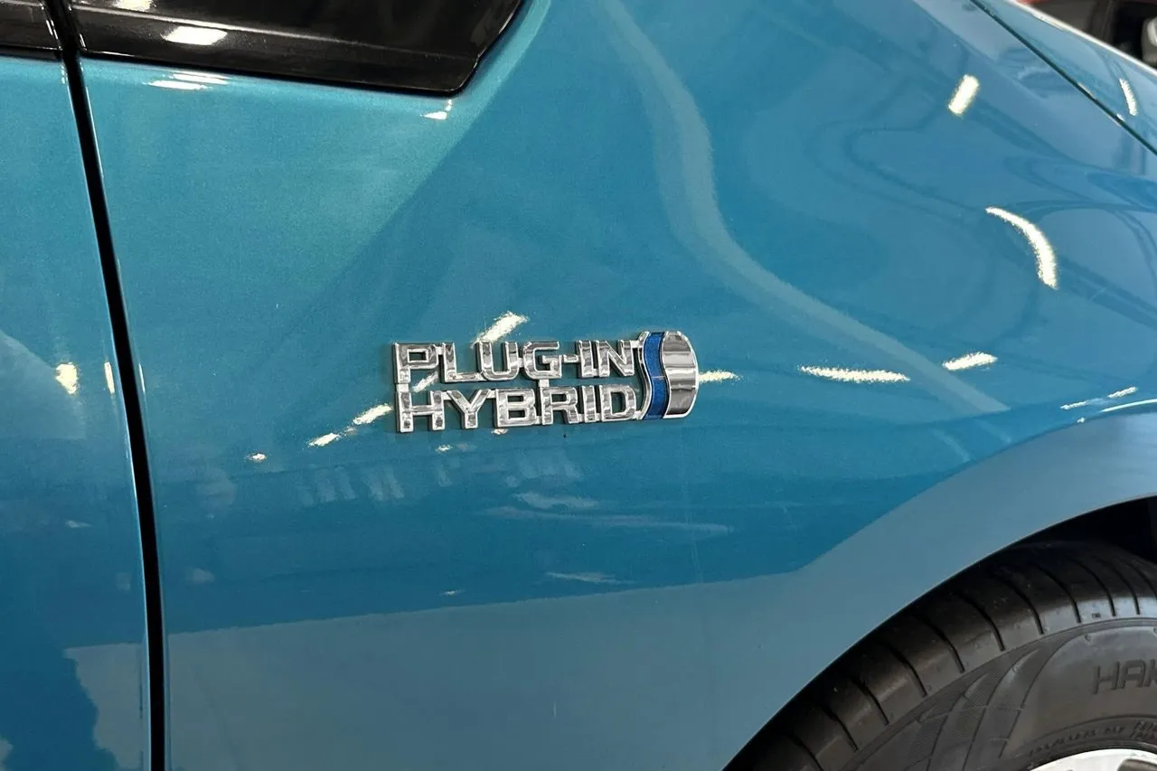 Vehicle image 15