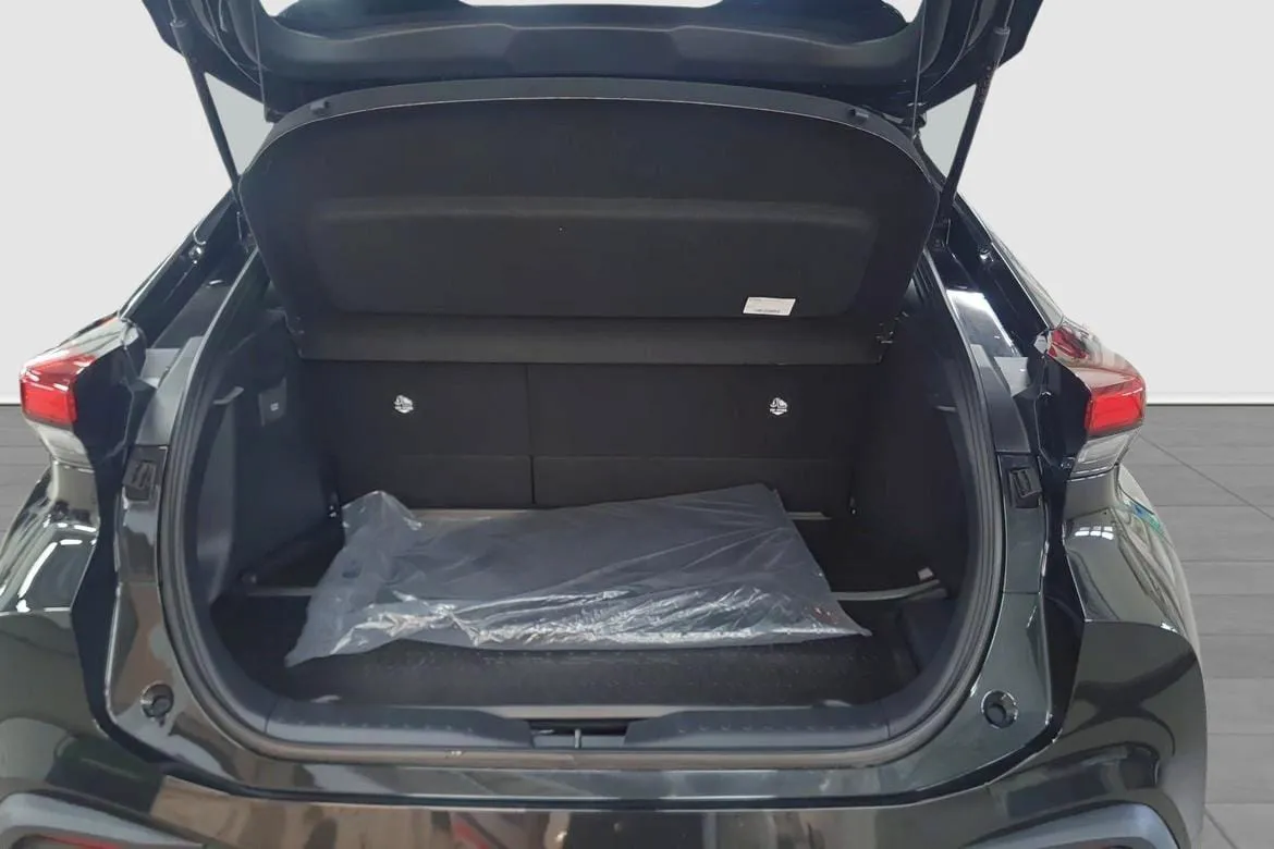 Vehicle image 10