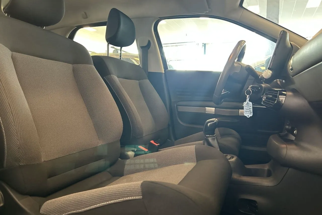 Vehicle image 14