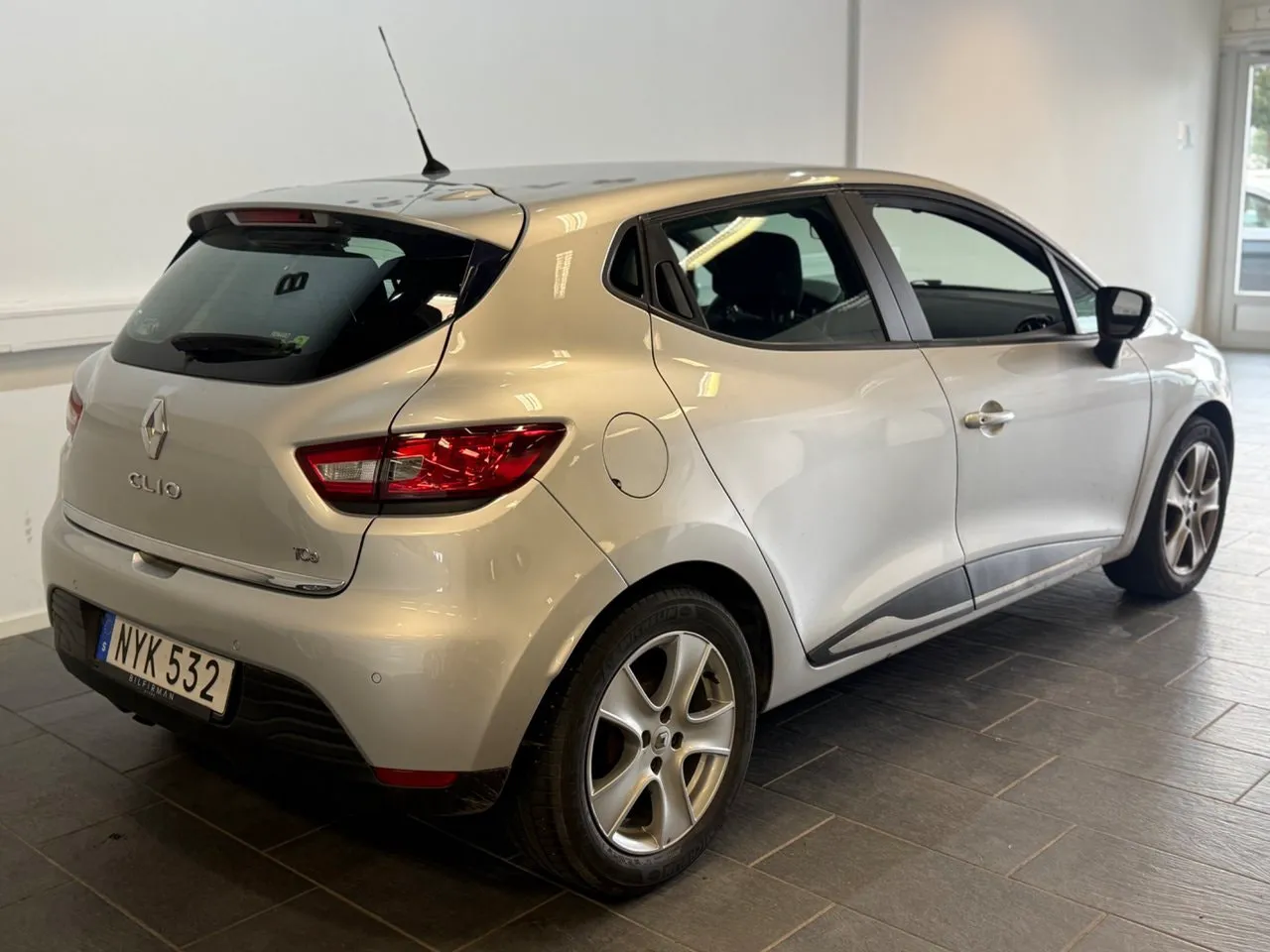 Vehicle image 10