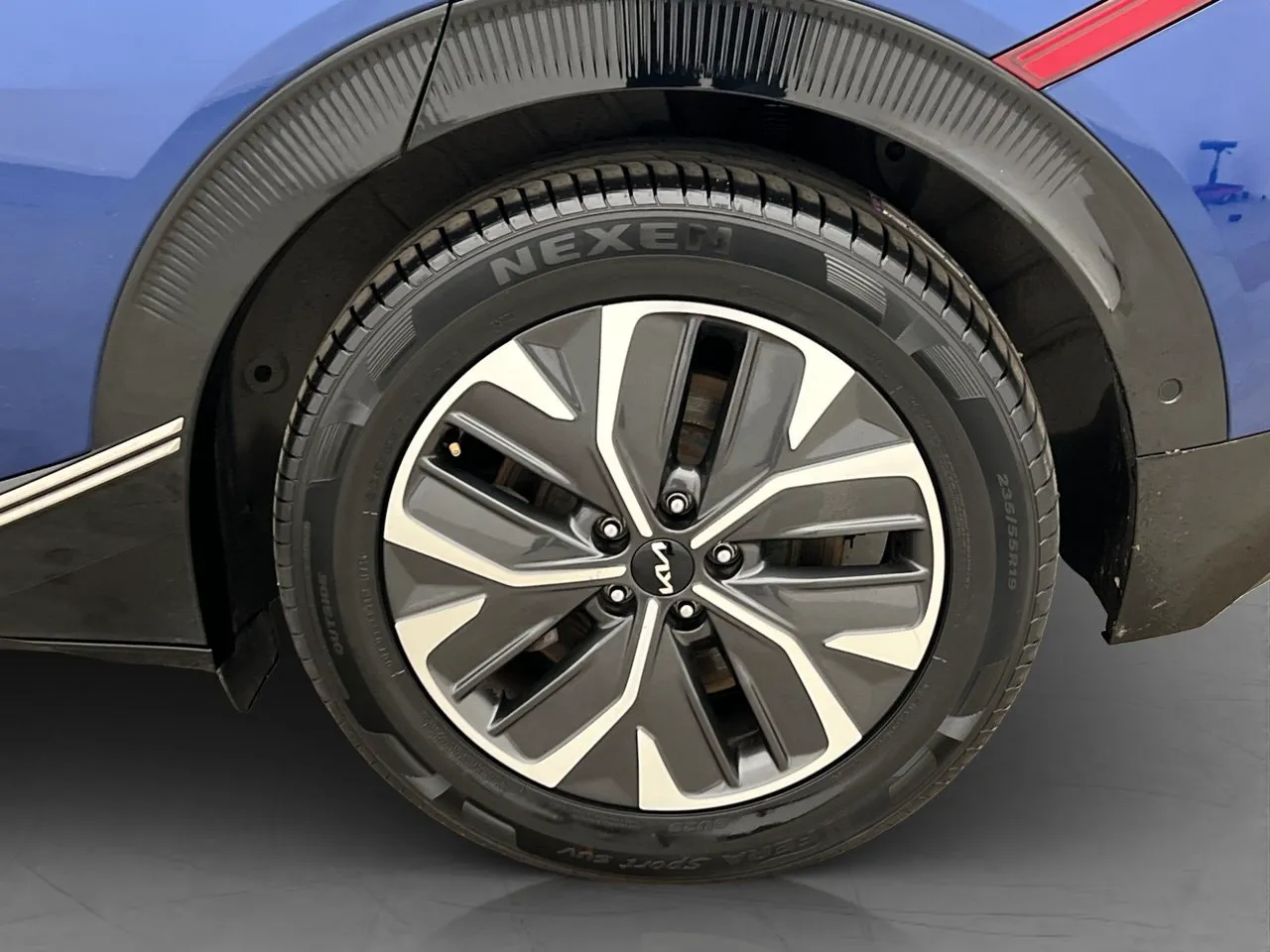 Vehicle image 32