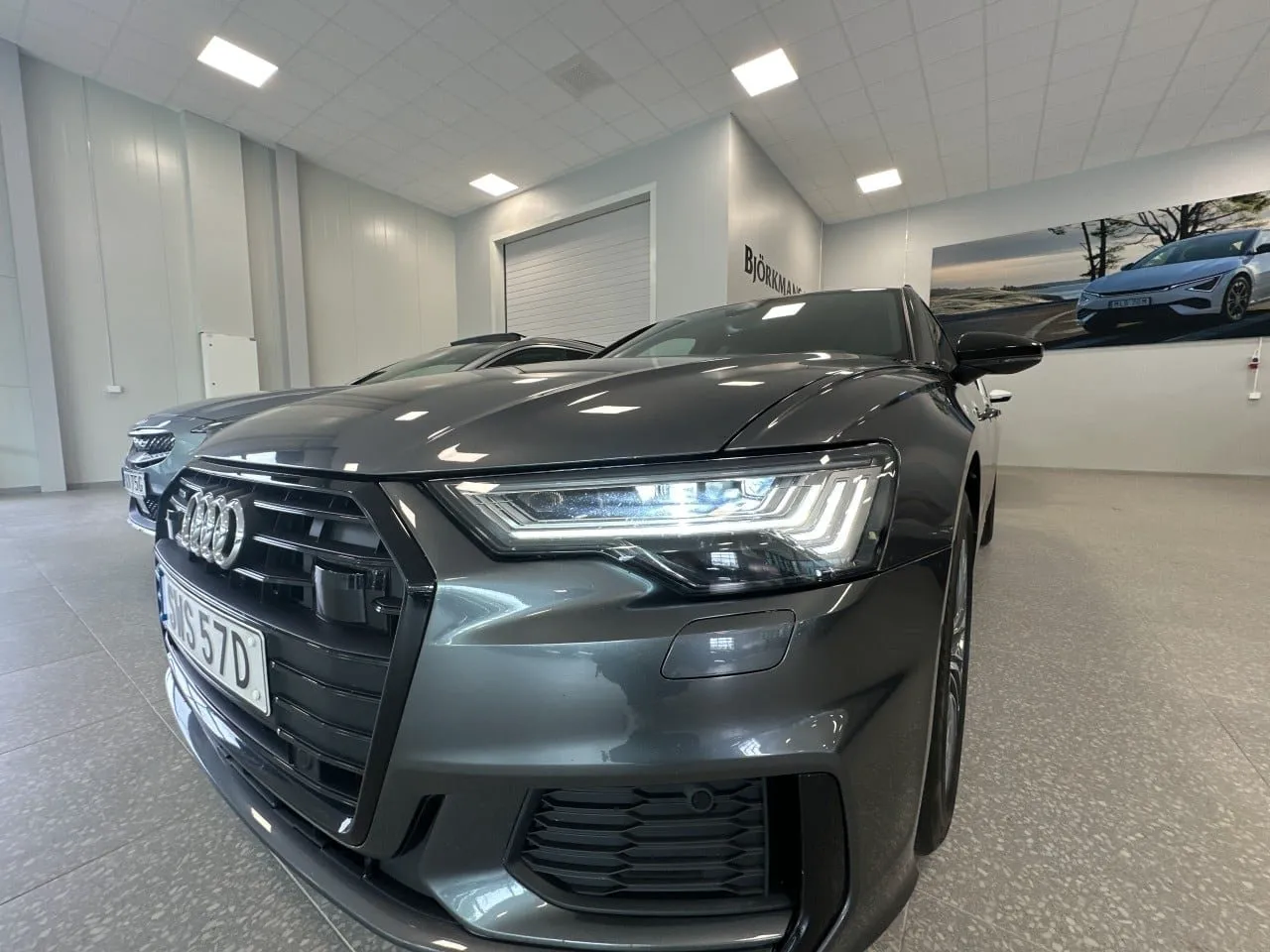 Vehicle image 16