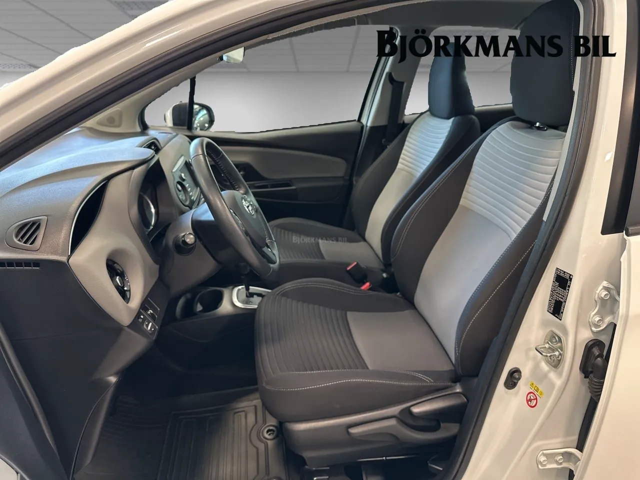 Vehicle image 7