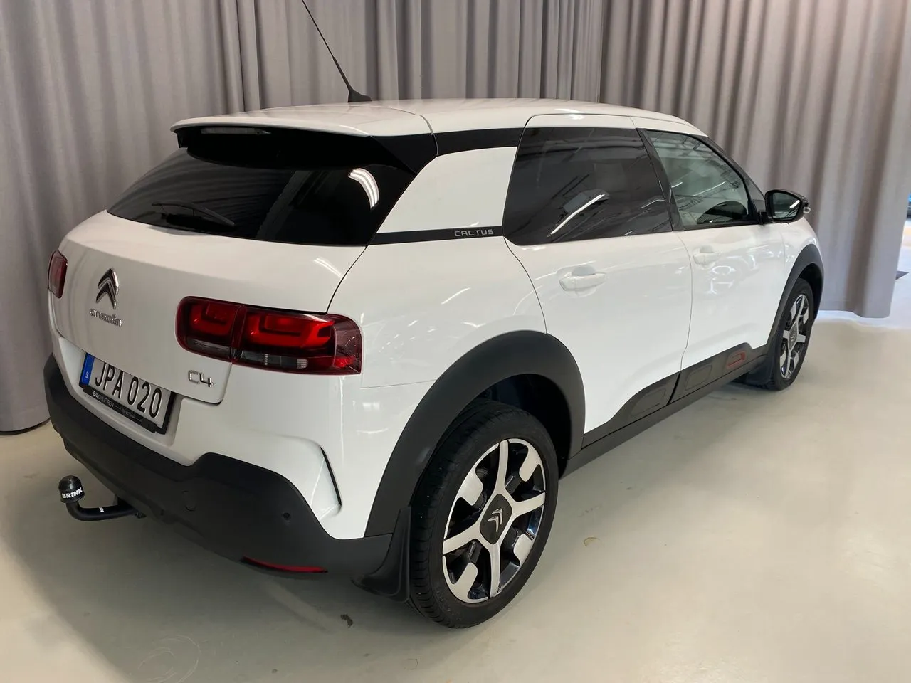 Vehicle image 4