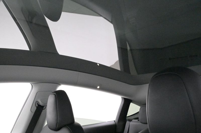 Tesla Model Y bild 25