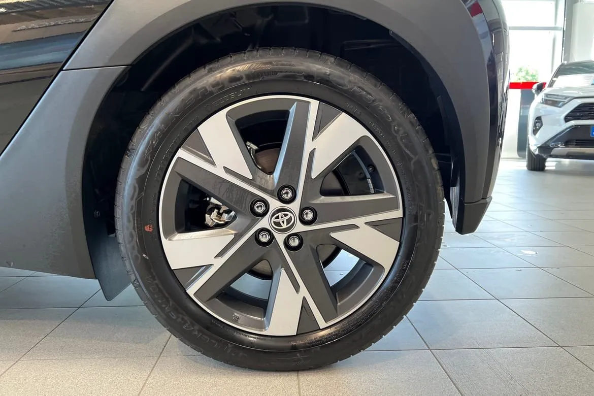 Vehicle image 16