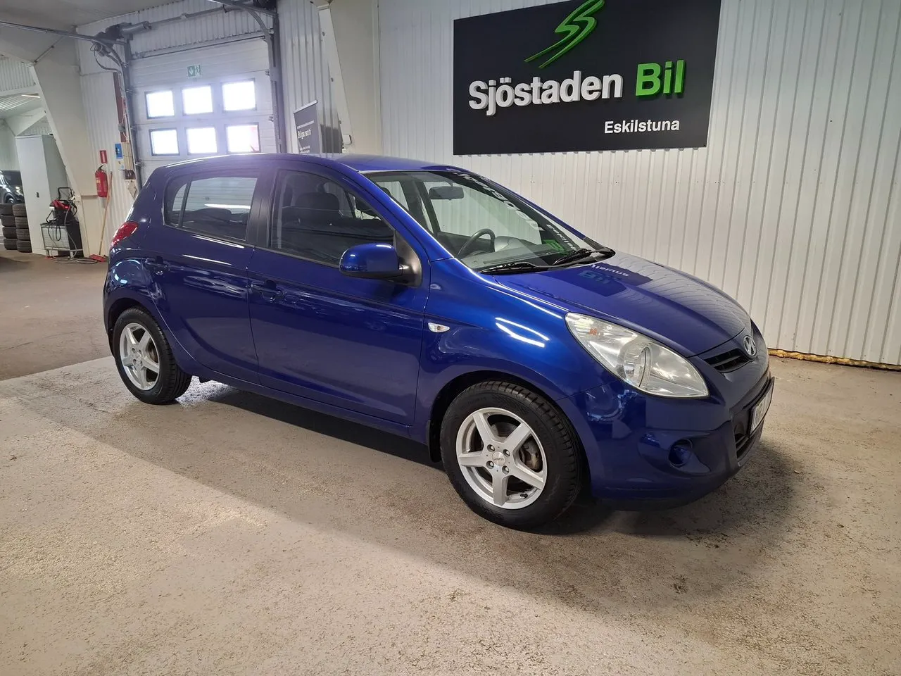 Vehicle image 6