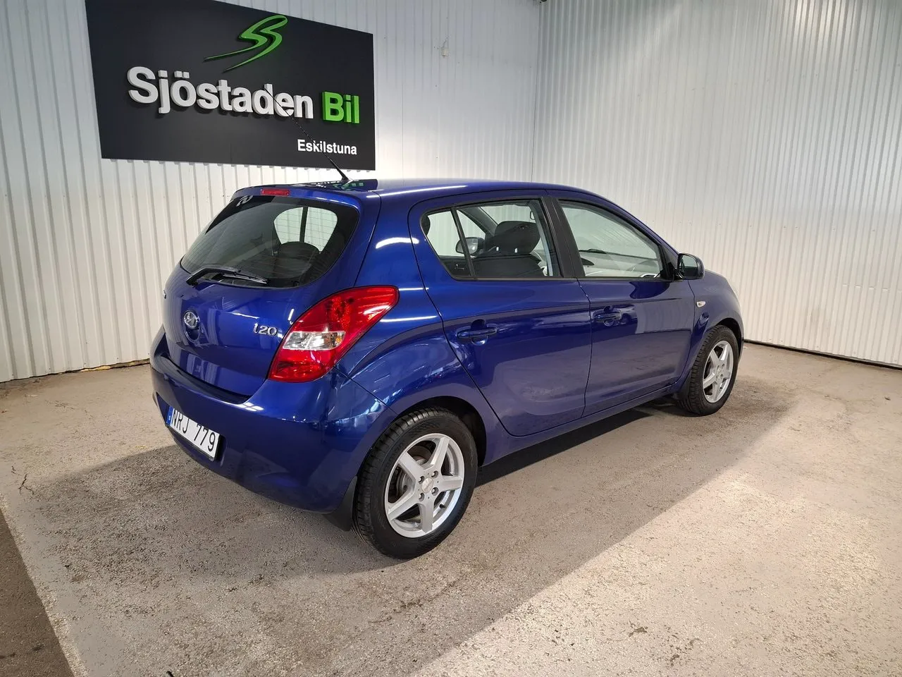 Vehicle image 4