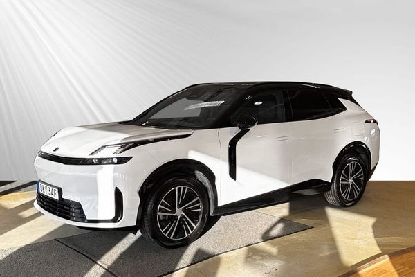 Lynk & Co 08 Core PHEV - 2025