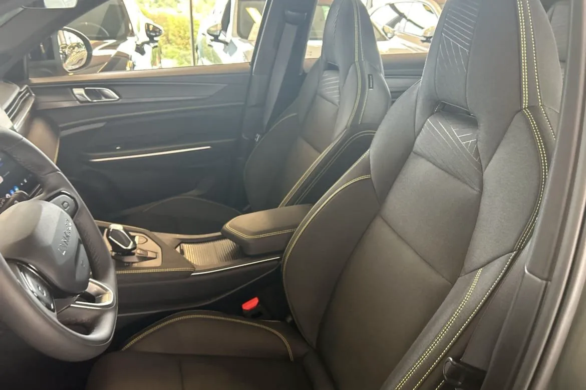 Vehicle image 15