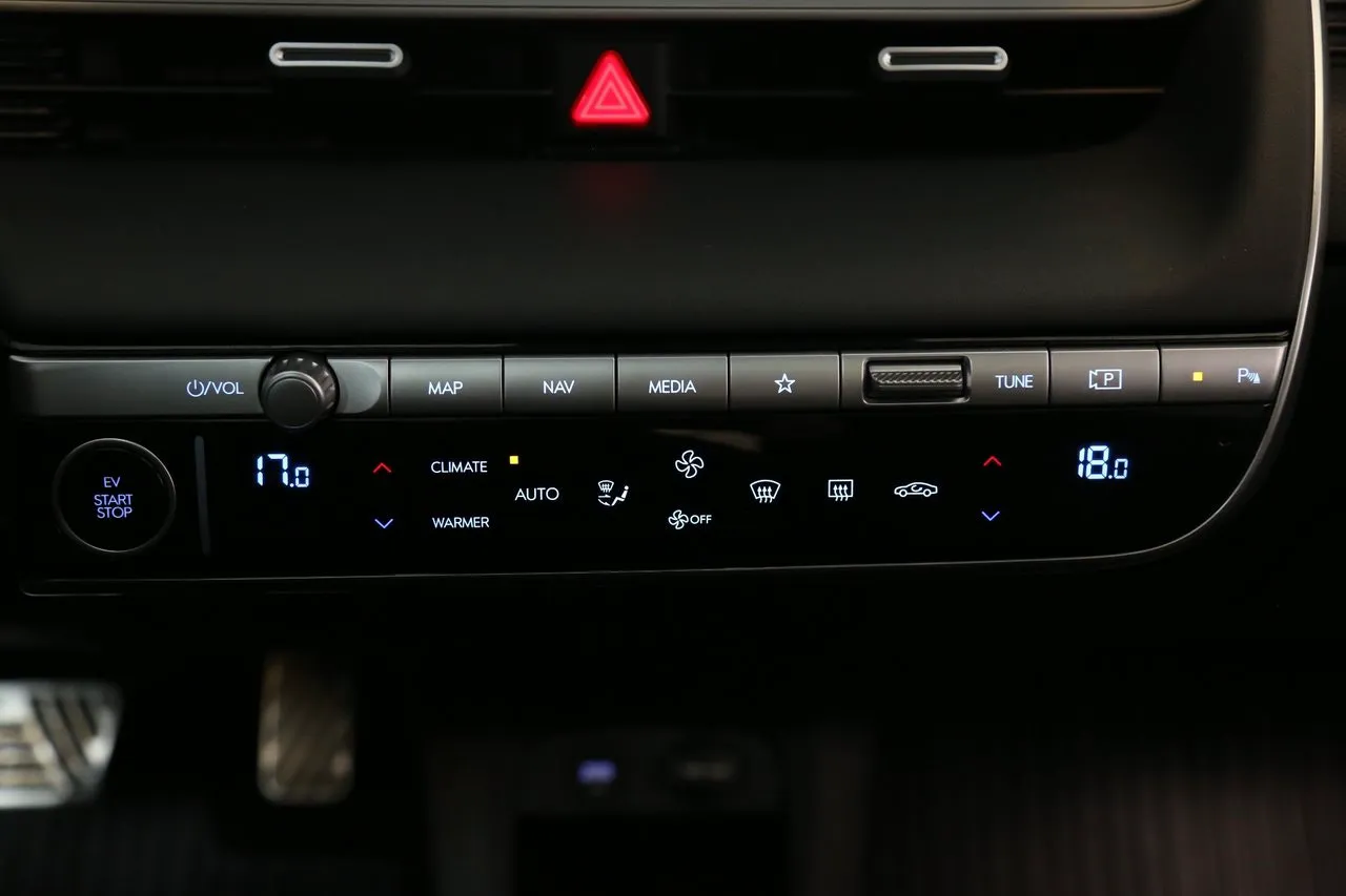 Vehicle image 26