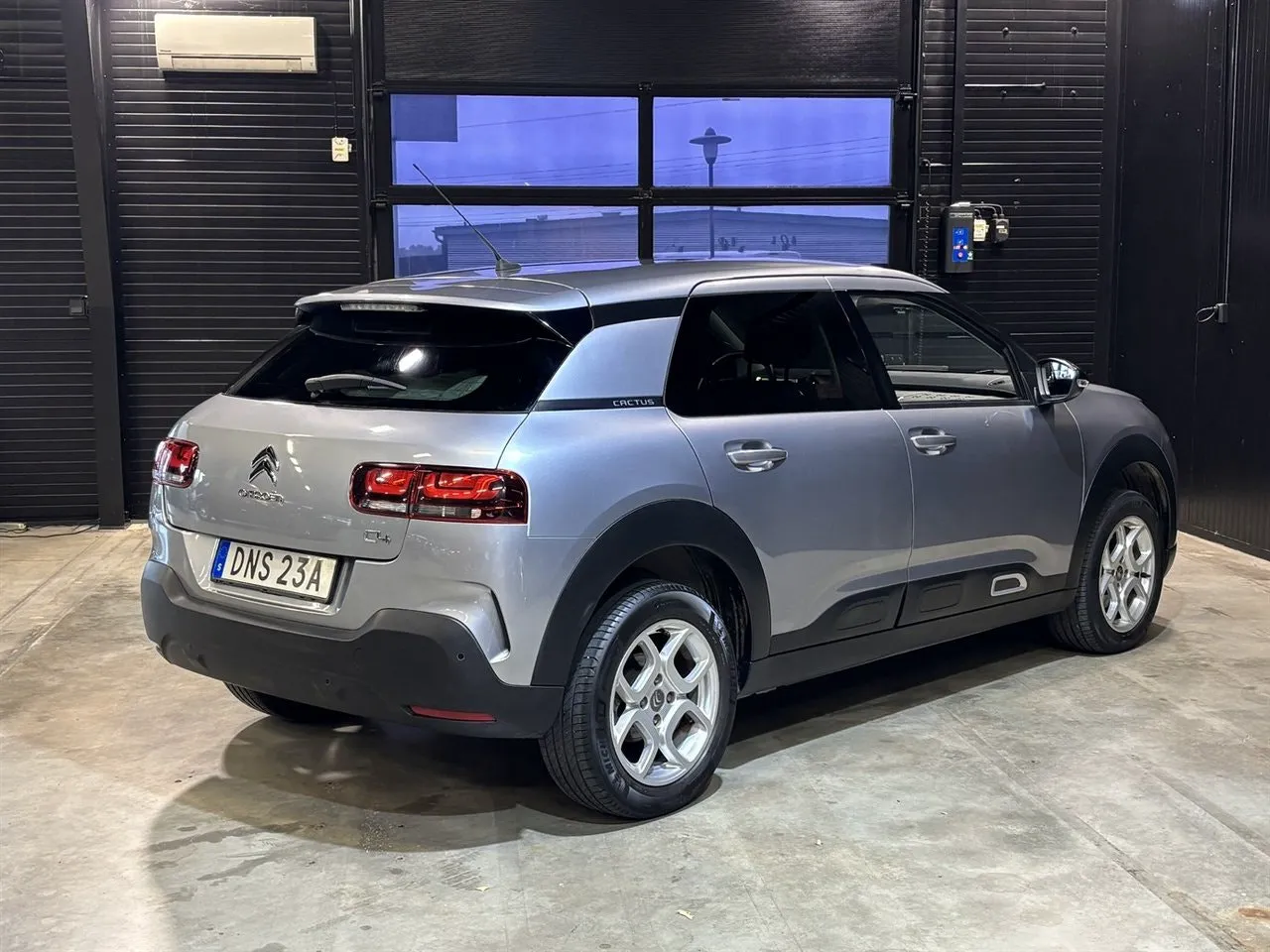 Vehicle image 5