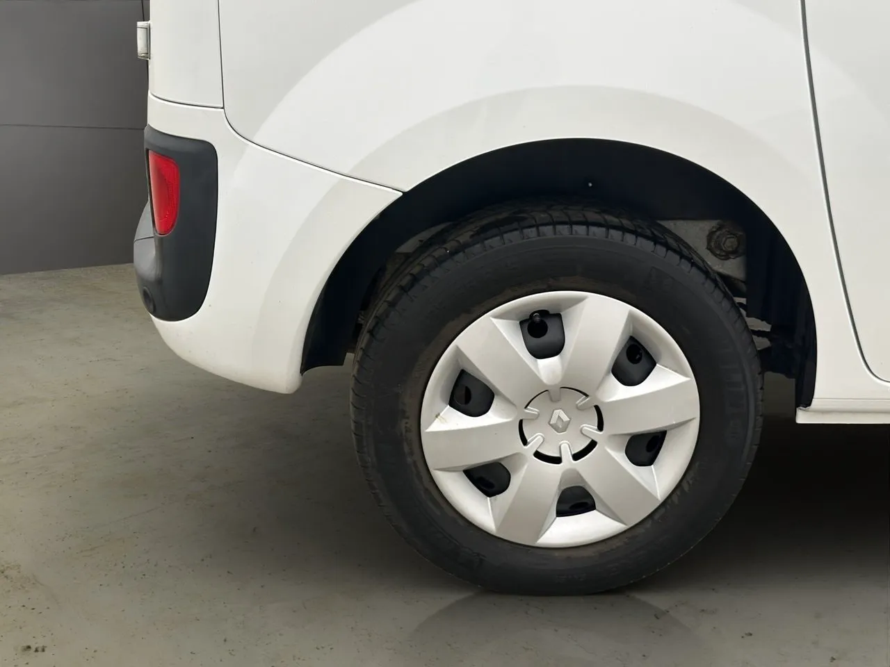Vehicle image 28