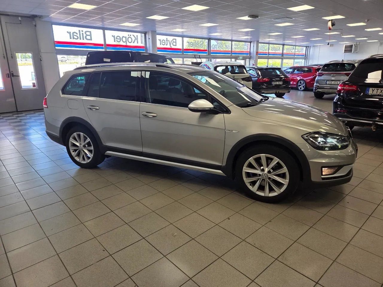 Vehicle image 10
